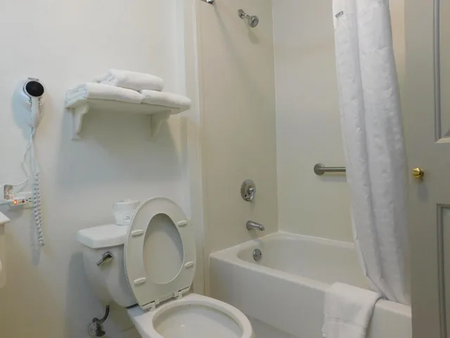 جناح سوبيريور بسرير كينج مع أريكة، La Quinta Inn Suites Winston Salem 4/4