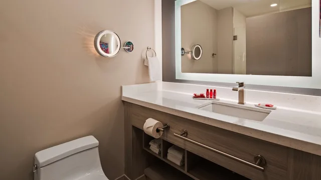 غرفة قياسية بسريرين كوين يُسمح فيها بالحيوانات الأليفة، Best Western Premier Winnipeg East 2/3