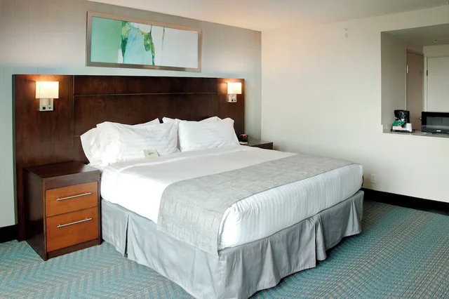 غرفة قياسية بسرير كينج بشرفة، HOLIDAY INN VICTORVILLE 1/2