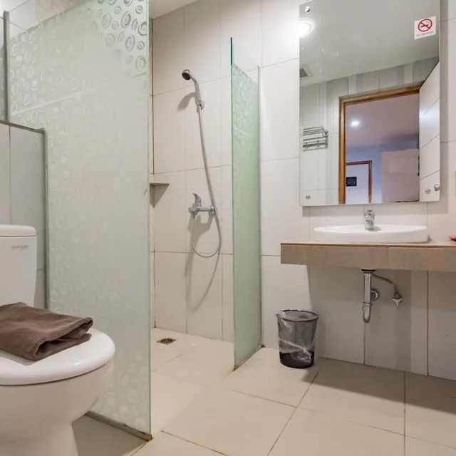 Executive, Triple, RedDoorz Premium Near Bandung Station 2/3