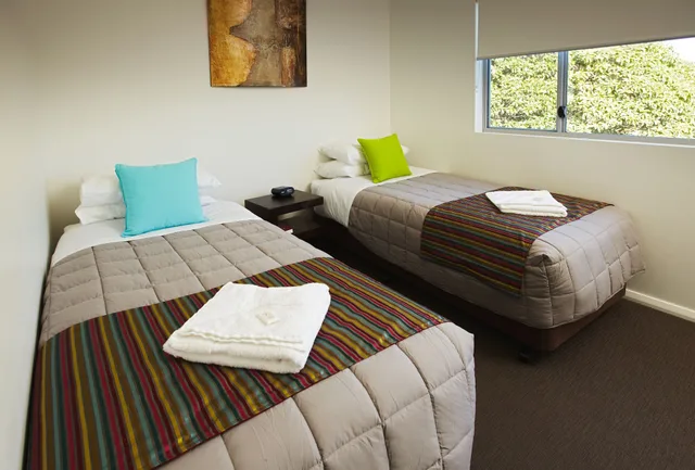شقة ديلوكس بسريرين منفصلين وسريرين كينج بإطلالة على الفناء بغرفتي نوم بمطبخ، Charlestown Executive Apartments 9/10
