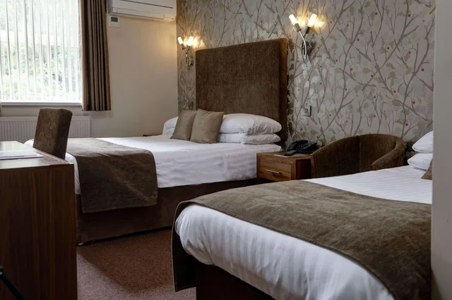 غرفة عائلية ثلاثية بسرير مزدوج، CBH Oaklands Hall Hotel 2/7