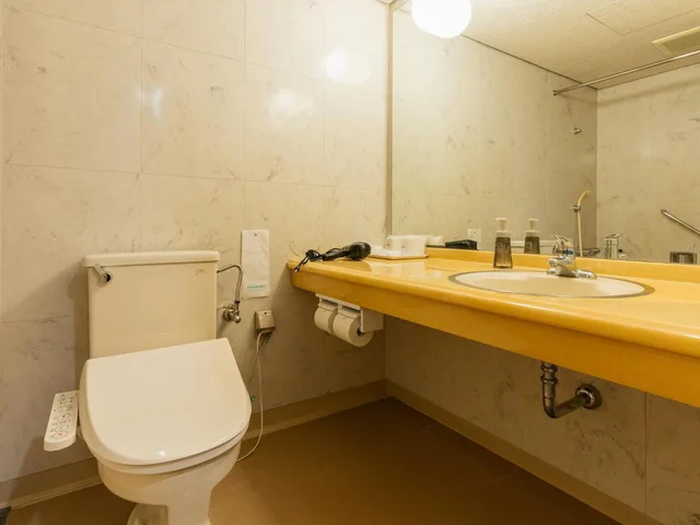 غرفة ثلاثية، Hotel New Century 7/8