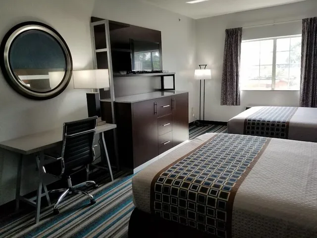 غرفة قياسية بسريرين كوين بمطبخ صغير، HomeBridge Inn & Suites (Ex Howard Johnson Inn and Suites Beaumont) 2/2