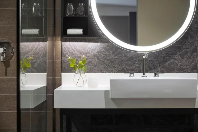 غرفة بسرير كينج بشرفة، KIMPTON SAWYER HOTEL 1/1