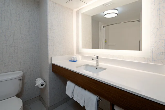 غرفة بسريرين كوين، Holiday Inn Express Hotel And Suites Fresno South 3/4