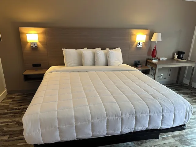 غرفة ديلوكس بسرير كينج لذوي الإعاقة، New Bedford Inn Suites 5/8