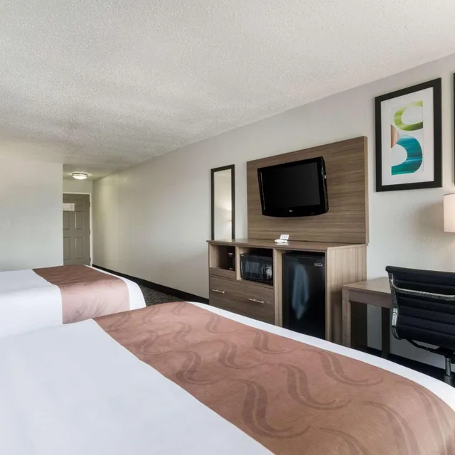 جناح بسرير كوين مع أريكة، Quality Inn & Suites Ferdinand 2/10