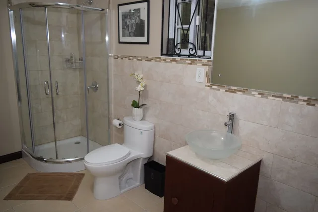 فيلا تنفيذية بسرير كوين بغرفة نوم واحدة بمطبخ، New Kingston Guest Apt At Evans 2/4