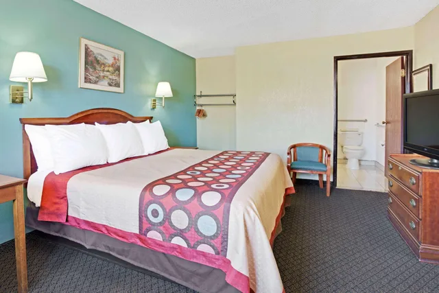 غرفة بسرير كينج، Super 8 By Wyndham Tucson Downtown Convention Center 2/3