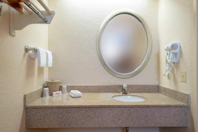 غرفة ديلوكس بسرير كينج لذوي الإعاقة، Red Roof Inn Cleveland Airport-Middleburg Heights 3/3
