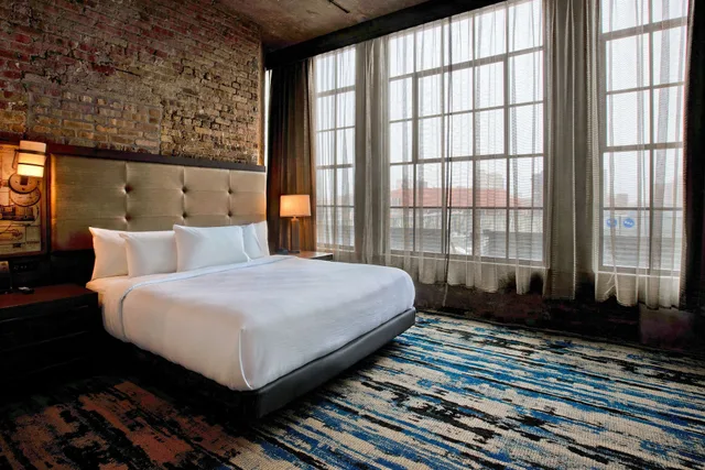جناح بسرير كينج مع أريكة بمطبخ صغير لذوي الإعاقة، Embassy Suites by Hilton Rockford Riverfront 1/2
