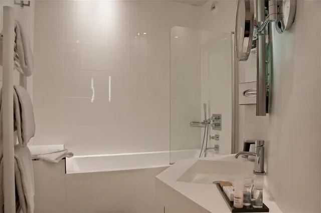 غرفة ديلوكس بسرير كوين بشرفة، Hotel Opera Marigny 2/2