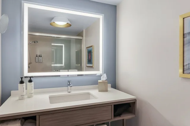 غرفة قياسية بسريرين كوين بإطلالة على البحيرة، Crowne Plaza Ft. Myers Gulf Coast, An Ihg Hotel 4/4
