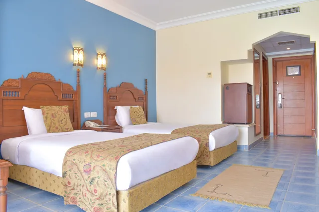 غرفة قياسية بسريرين منفصلين بإطلالة على المسبح مع أريكة، Jasmine Palace Resort and Spa 1/3