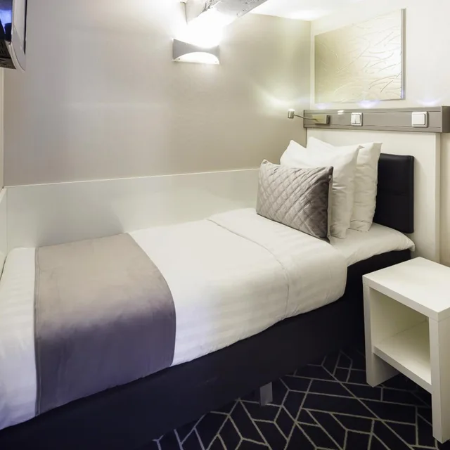 غرفة مفردة، Hotel CC 10/15