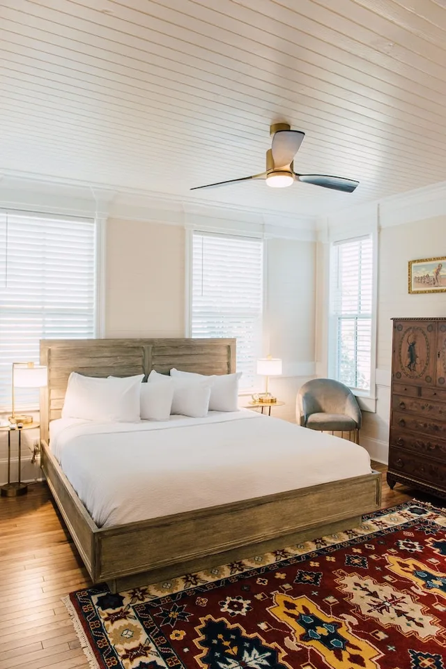 جناح سوبيريور بسرير كينج بحمام خاص مع أريكة، The Gibson Inn 1/3
