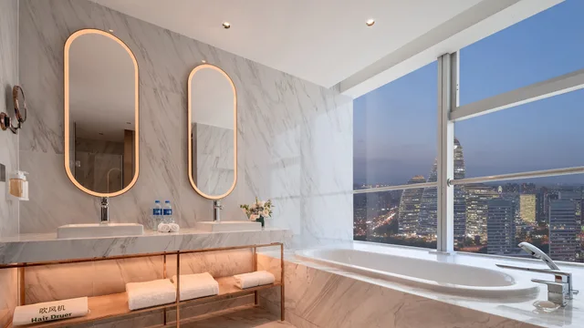 جناح بسرير كينج مع دخول صالة النادي في طابق مرتفع، Holiday Inn Focus Square 8/8