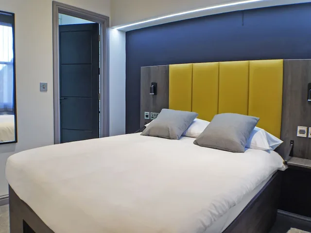 Family, 1 Double and 1 Single Bed, OYO Tamworth Arms Boutique Pub and Hotel 2/6