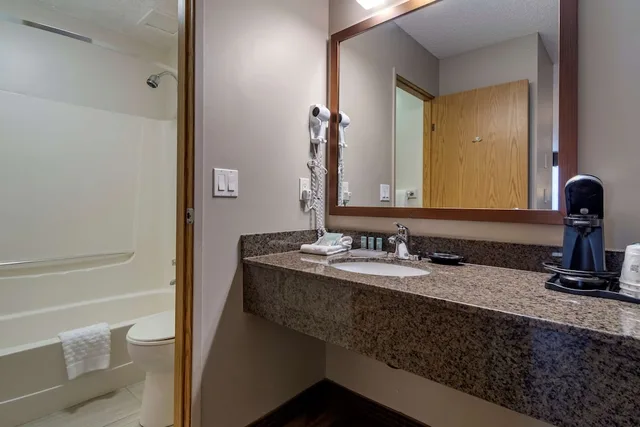 غرفة قياسية بسرير كينج، Surestay Plus Hotel By Best Western Salmon Arm 10/10
