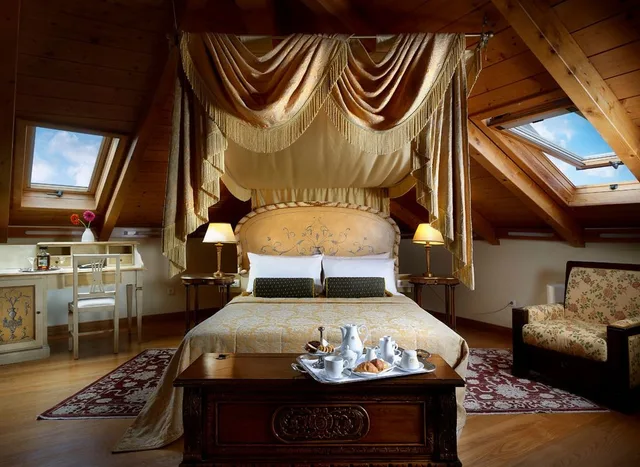 Suite, King Bed, Grande Bretagne Hotel 6/7