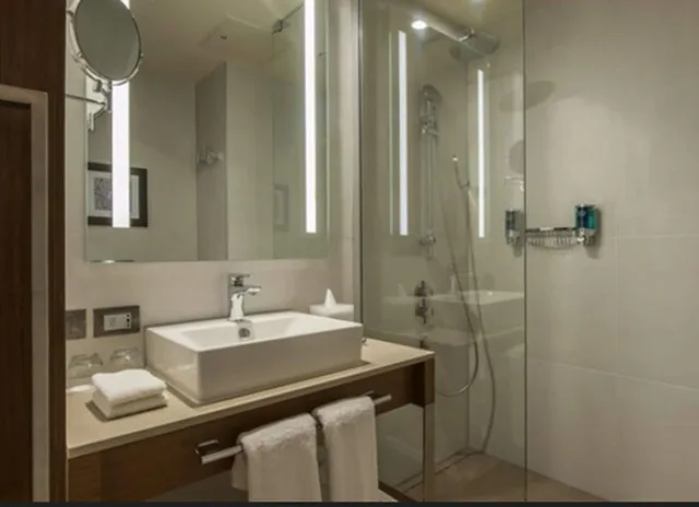غرفة ركنية بسرير كينج بإطلالة على المدينة بشرفة، Four Points By Sheraton Izmir 5/7