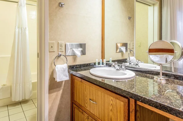 جناح بسريرين مزدوجين بإطلالة على المسبح مع أريكة، Quality Suites Downtown San Luis Obispo CA 6/7