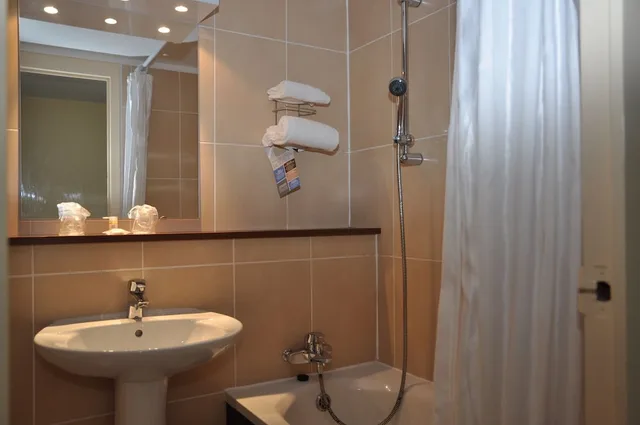 غرفة عائلية بسرير مزدوج وسريرين منفصلين، Hotel Kyriad Le Havre Nord Montivilliers 4/4