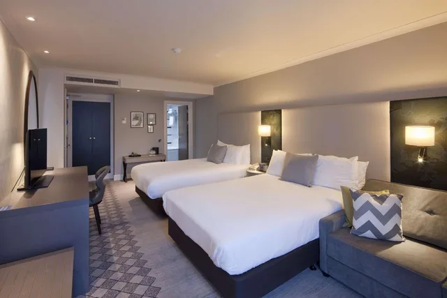 غرفة ديلوكس بسريرين مزدوجين وسريرين مزدوجين مع أريكة، DoubleTree by Hilton London Kensington 3/5