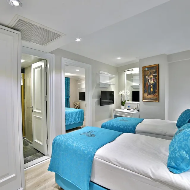 Connecting, Double Bed, Glamour Hotel 5/8