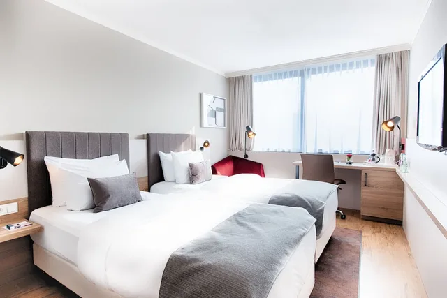 غرفة قياسية بسريرين منفصلين، Crowne Plaza Frankfurt Congress Hotel 1/8