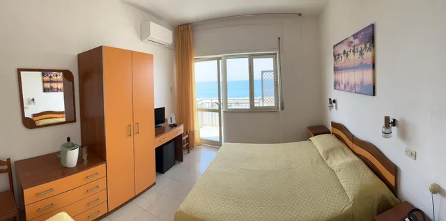 غرفة ثلاثية، Hotel Germania 4/10