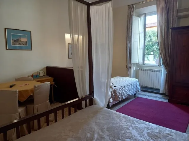 غرفة عائلية رباعية بسرير كوين وسريرين منفصلين بغرفة نوم واحدة بحمام خاص، Tourist House 5/10