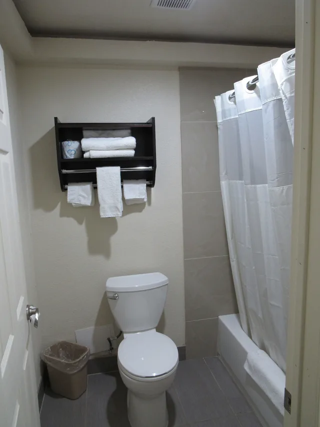 غرفة بسرير كينج للمدخنين، Trinity Suites Downtown Dallas 3/4