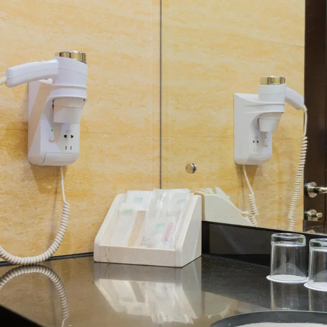 غرفة بزنس بسريرين منفصلين بإطلالة على المدينة، FOUR POINTS BY SHERATON MEDAN 6/6