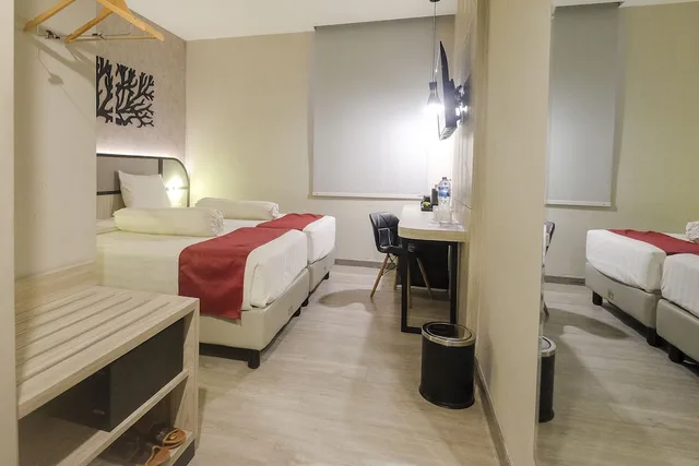 غرفة سوبيريور بسريرين منفصلين، Front One Gosyen Hotel Salatiga 4/7