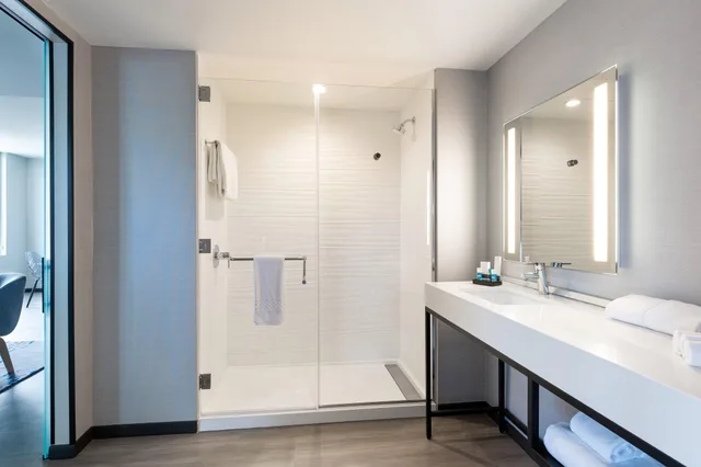 Suite, King Bed, Bay View، Aloft San Juan 5/6