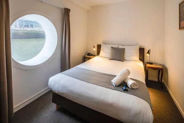 Junior, Double Bed, H2OTEL Rotterdam 2/5
