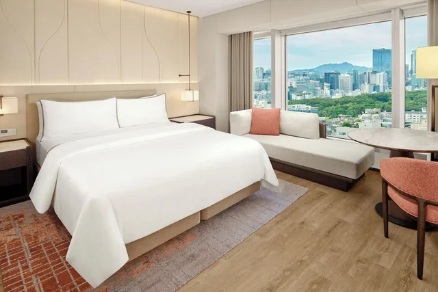 غرفة بسرير كينج مع دخول صالة النادي، The Westin Seoul Parnas 6/8