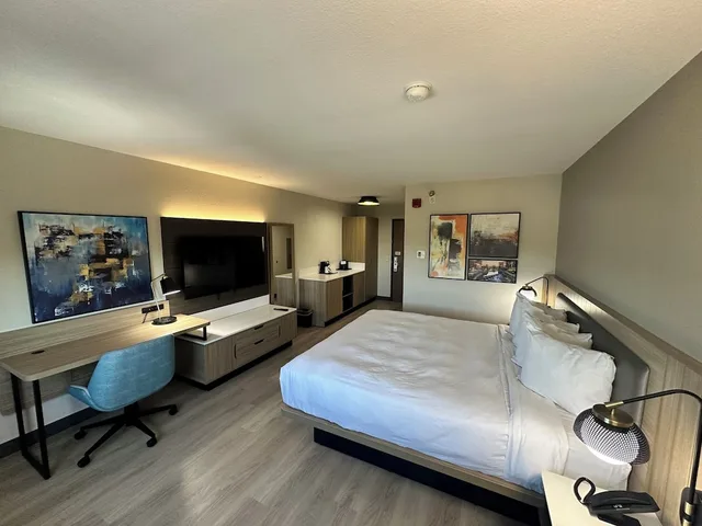 غرفة بسرير كينج، La Quinta Inn & Suites by Wyndham Greenville 2/5
