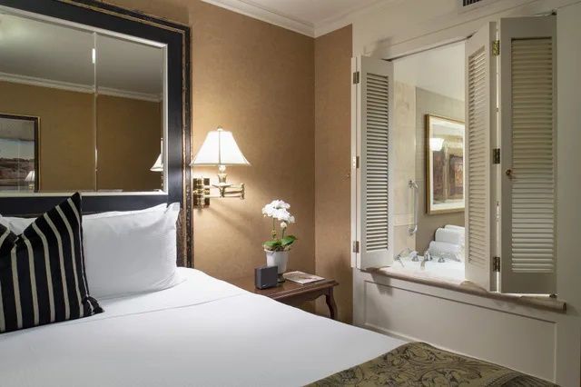 جناح بسرير كينج بإطلالة على المدينة بحوض جاكوزي، Wedgewood Hotel and Spa 2/3
