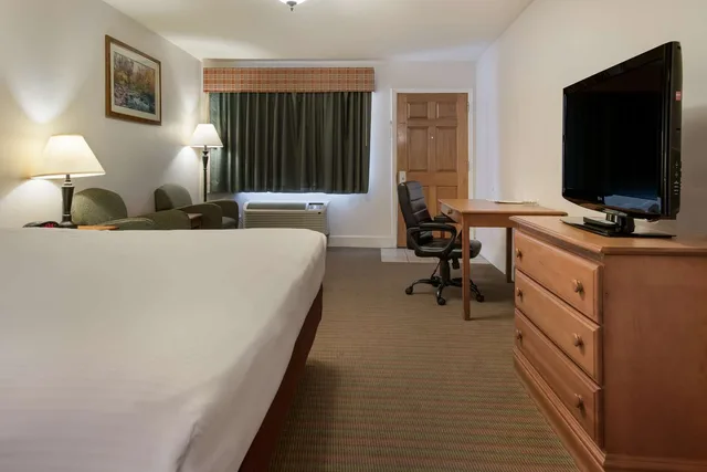 Room, King Bed, Smoking, SureStay Hotel By Best Western Leesville 5/6