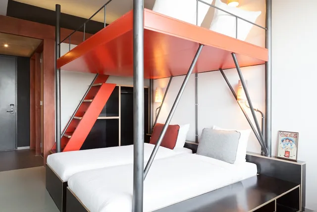 Room, Quadruple, Double and Twin Beds, Volkshotel Amsterdam 1/3