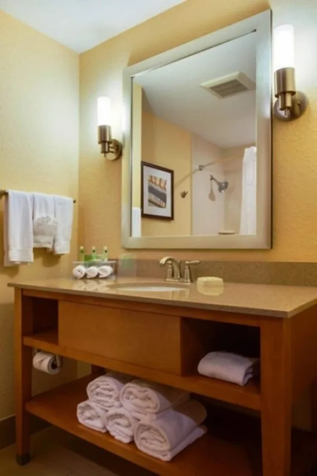 جناح بسرير كينج لذوي الإعاقة، Holiday Inn Express Hotel and Suites Fort Lauderdale Airport South 6/6