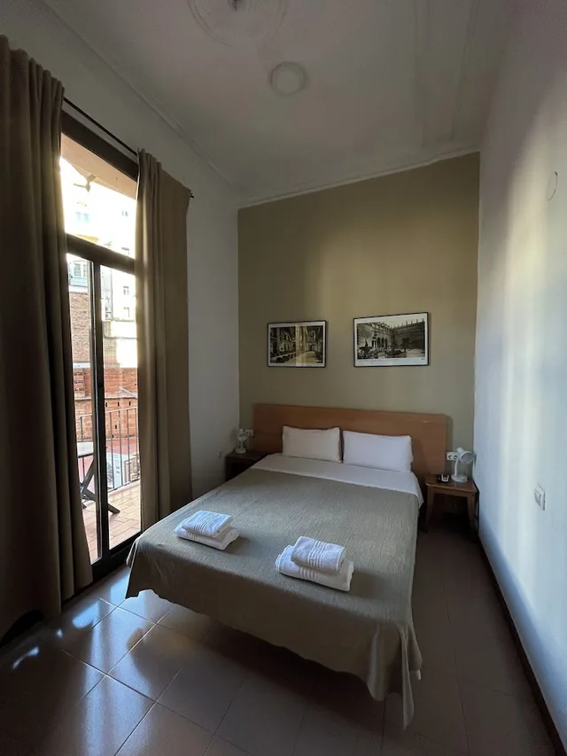 غرفة بسرير مزدوج أو سريرين منفصلين بحمام مشترك، Hostal Delfos 1/10