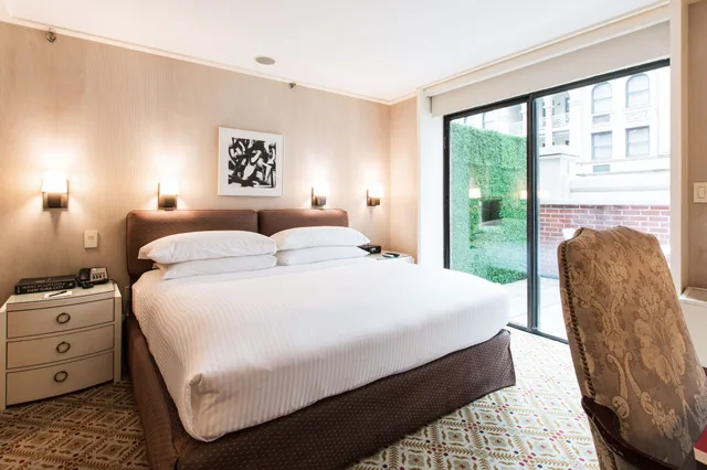 غرفة فاخرة بسرير كوين، City Club Hotel 1/2