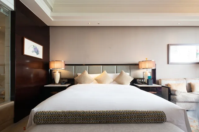 غرفة بريميوم بسرير كينج بإطلالة على البحيرة، INTERCONTINENTAL HEILONG LAKE 2/10