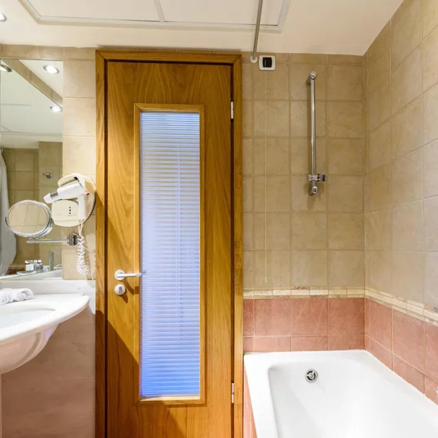 غرفة تنفيذية عائلية، Alexander Beach 4/5
