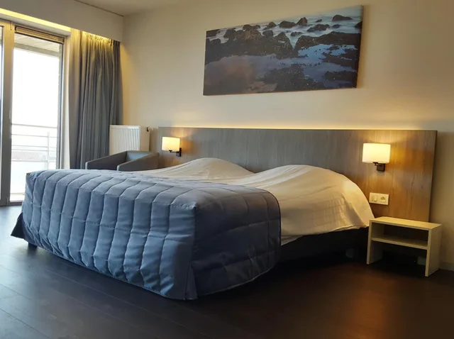 Room, Twin Beds, Lateral Side Sea View، Vayamundo Oostende 3/10