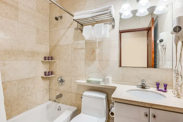 غرفة بسرير كينج، Knights Inn Brooklyn Sunset Park 4/4